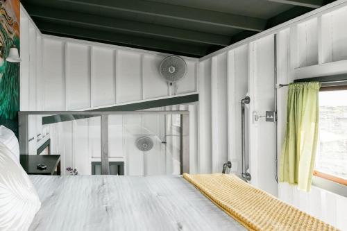 Imagen de la galería de THE PHOENIX HOUSE - EPIC Tiny Home Gem on Volcanic Lava Field!, en Kehena