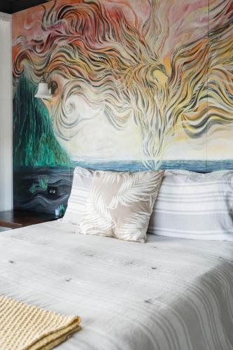 Cama o camas de una habitación en THE PHOENIX HOUSE - EPIC Tiny Home Gem on Volcanic Lava Field!