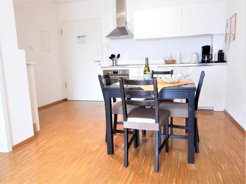 a black dining room table and chairs in a kitchen at Braviscasa - Ferienresidenz Stadttor Endingen in Endingen