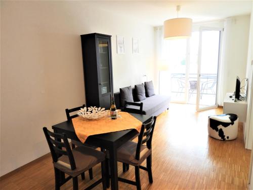 a living room with a table and a couch at Braviscasa - Ferienresidenz Stadttor Endingen in Endingen