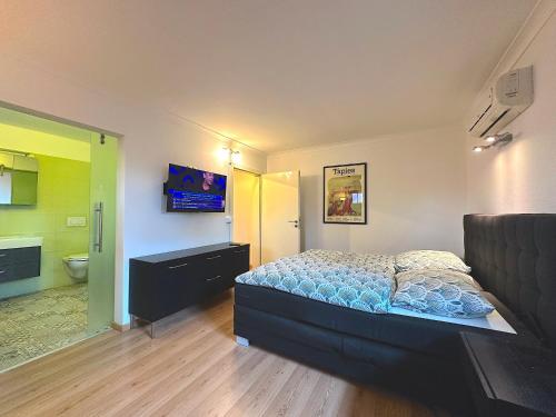 1 dormitorio con 1 cama y baño en Meer-Lust-Sylt sea cottage lodge en Westerland