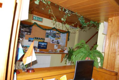 Habitación con escritorio y ordenador portátil. en Hosteria Chalp en Ushuaia