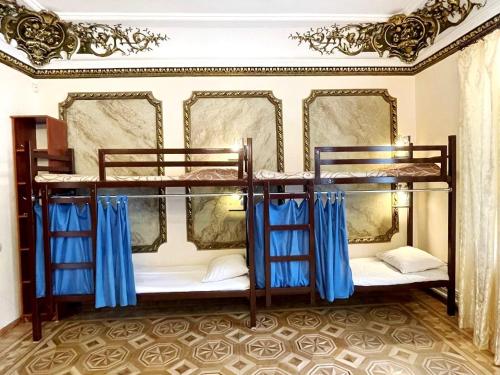 2 stapelbedden in een kamer met blauwe gordijnen bij DAY & NIGHT in Odessa