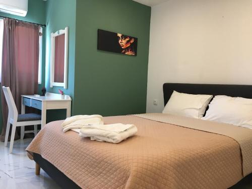 1 dormitorio con 1 cama con mesa y silla en Πολυτελές οροφοδιαμέρισμα για ονειρικές διακοπές!, en La Canea