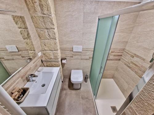 y baño con lavabo, aseo y ducha. en Da zia Giovanna Apartment, en Manfredonia