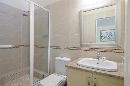 A bathroom at San Lameer Villa 3007 - 4 Bedroom Superior - 8 pax - San Lameer Rental Agency