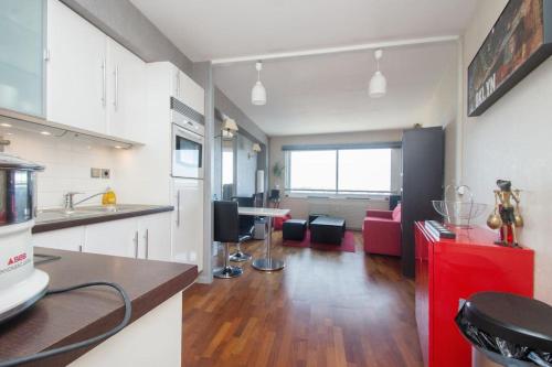 Il comprend une cuisine et un salon avec une armoire rouge. dans l'établissement Au bel horizon, à Rennes