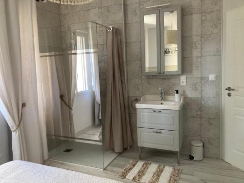 La salle de bains est pourvue d'une douche et d'un lavabo. dans l'établissement Villa sept fonds, à Royan