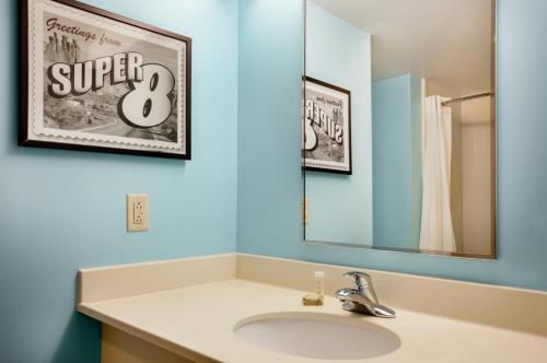 ห้องน้ำของ Super 8 by Wyndham Mount Laurel