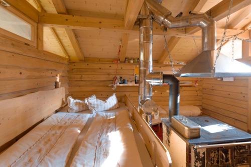 um interior de um chalé de madeira com um fogão em Schwarzwald Romantikhütte *kuschelig *einzigartig em Schenkenzell