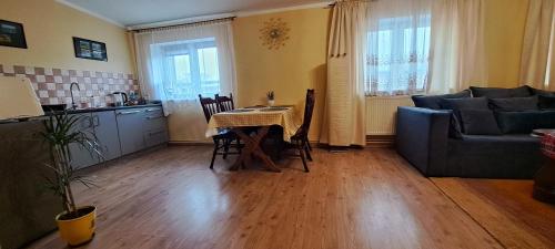 Dapur atau dapur kecil di Apartament Alcatraz 90m z kominkiem Kamienna Góra