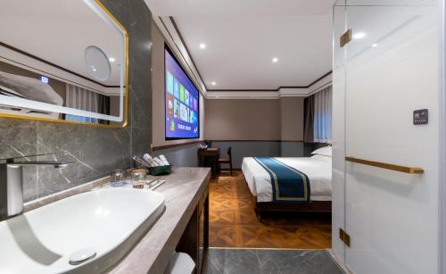 北京的住宿－时光漫步S酒店（北京科技大学鸟巢店），一间带水槽的浴室和一张位于客房内的床