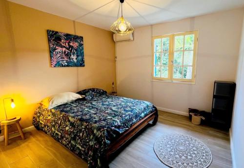 ein Schlafzimmer mit einem Bett und einem Wandgemälde in der Unterkunft Villa La Caze Plain'itude Saint Paul in Saint-Paul