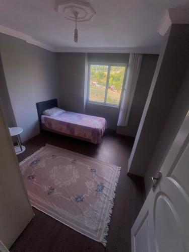 een kleine kamer met een bed en een raam bij Cozy house near the airport in Arnavutköy