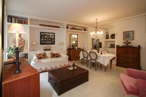 Pallata 52 في بريشيا: غرفة معيشة مع أريكة وغرفة طعام
