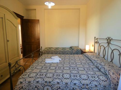 a bedroom with two beds in a room at Scappo in Umbria, la Vallata in Parrano