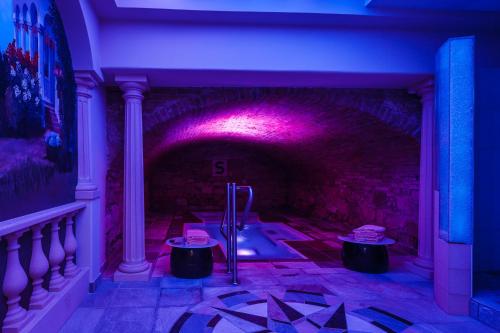 a bathroom with a purple lighting in a room at Das-Schmidt Privathotel in Mörbisch am See