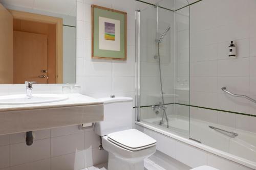a bathroom with a toilet and a sink and a shower at Hotel Macià Doñana in Sanlúcar de Barrameda