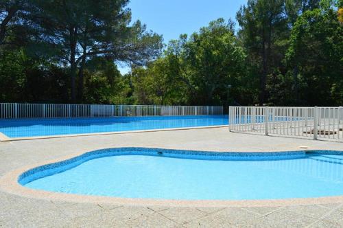 une grande piscine entourée d'une clôture. dans l'établissement Maison d'artiste Vue mer & Jacuzzi, à Vallauris