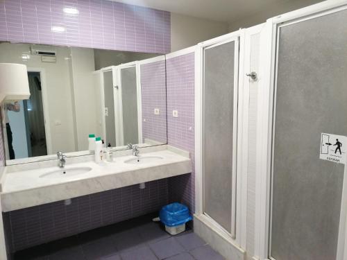 a bathroom with two sinks and a shower at Hello Villarreal Pension in Villareal