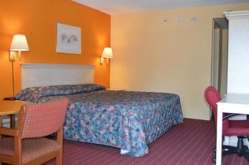 Ένα ή περισσότερα κρεβάτια σε δωμάτιο στο Travelers Inn