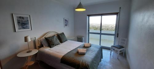 1 dormitorio con cama y ventana grande en Pro Touristic Sky and Sea Baleal, en Baleal