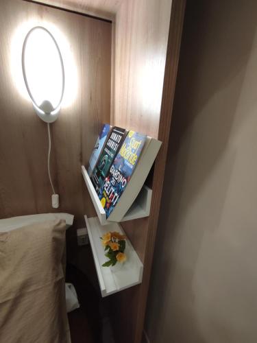 une pièce avec un miroir et une étagère avec des livres dans l'établissement In the Paradise of Gole Alcantara Rooms, à Graniti