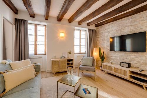 Televízia a/alebo spoločenská miestnosť v ubytovaní Le Grenette - Appartement pour 2 à 4 personnes en plein coeur d'Annecy
