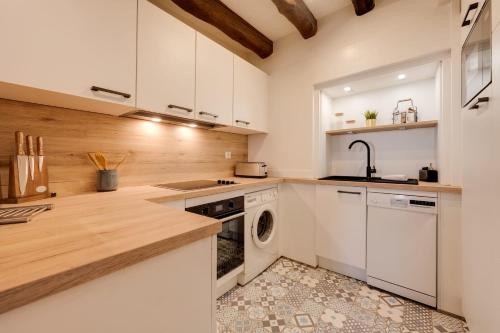 Kuchyňa alebo kuchynka v ubytovaní Le Grenette - Appartement pour 2 à 4 personnes en plein coeur d'Annecy