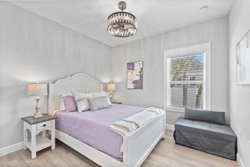 Brand New Entire Home close to beach في سانت أوغيستين: غرفة نوم بيضاء بها سرير ونافذة