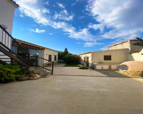 un edificio con una escalera junto a un patio en The Family Nest - Traditional Serenity, en Nicosia