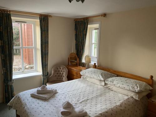 um quarto com uma cama com toalhas em Three-Bedroom Old Cottage Free Parking em Inverness