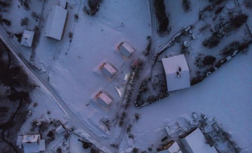 widok powietrzny grupy budynków na śniegu w obiekcie ApartView House Dolina Partecznik by Rent like home w Wiśle