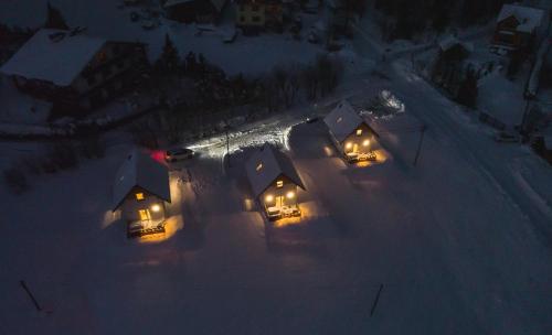 widok na dom w śniegu w nocy w obiekcie ApartView House Dolina Partecznik by Rent like home w Wiśle