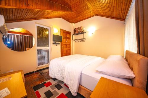 - une chambre avec 2 lits dans l'établissement Hotel Pik Loti, à Tirana