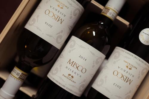 three bottles of wine in a wooden box at La Guest House della Tenuta di Tavignano in Cervidone