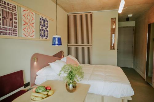 a bedroom with a bed and a table with fruit on it at Hotel Jansen Amsterdam Bajeskwartier in Amsterdam