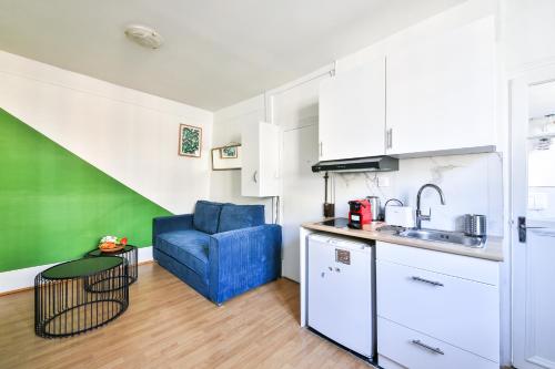 kuchnia z niebieskim krzesłem w pokoju w obiekcie 41.Studio 2Pers#Sèvres-Lecourbe#Necker w Paryżu