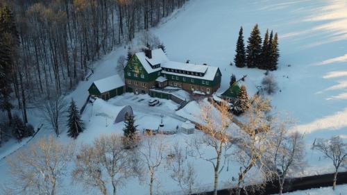 una vista aerea di una casa ricoperta di neve di Hotel Waldeslust a Kurort Altenberg