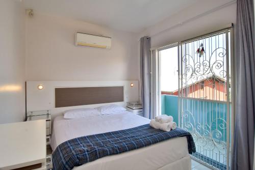Un dormitorio con una cama con un osito de peluche. en Conforto e Aconchego no Rio Vermelho P2145, en Florianópolis