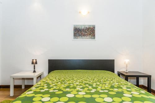 トリノにあるVittoriaのベッドルーム1室(緑色のベッド1台、テーブル2台付)