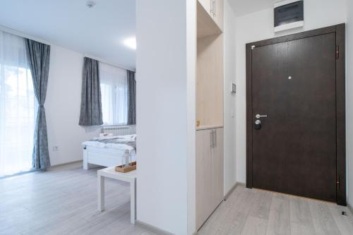 uma porta num quarto branco com um quarto em Pegasus apartments em Belgrado