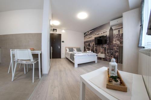 ベオグラードにあるPegasus apartmentsのベッドとテーブルのあるリビングルーム