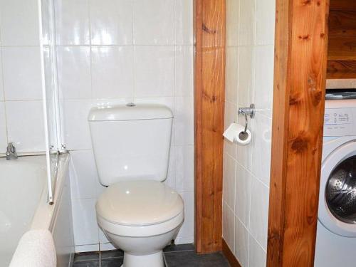 łazienka z toaletą i pralką w obiekcie Ard Darach Lodge w mieście Brinscall