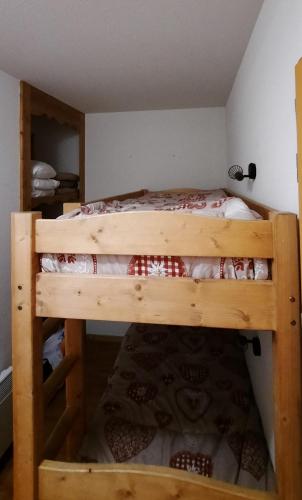 une chambre avec deux lits superposés dans une pièce dans l'établissement Orelle Val Thorens Appartement 2 pieces 5 personnes, à Orelle