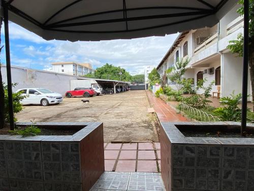 vistas a una calle con un edificio y una sombrilla en Ampla Casa em condomínio, en Foz do Iguaçu