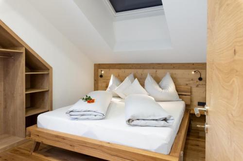 a bedroom with a bed with white sheets and pillows at dahoamsei in Steeg