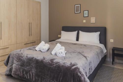 1 dormitorio con 1 cama con toallas en P&K LUXURY APARTMENTS 2, en Kalamata