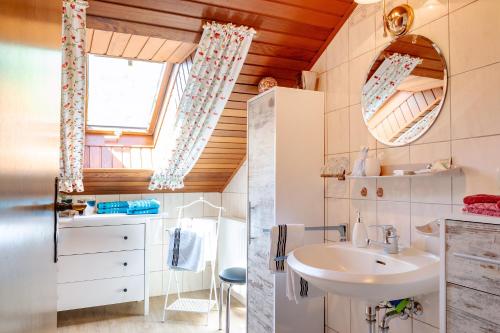 ein Bad mit einem Waschbecken und einem Spiegel in der Unterkunft Haus Buena Vista in Bad Kissingen