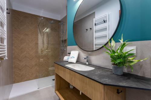 a bathroom with a sink and a mirror at Green Park Resort A15- z dostępem do basenu, sauny, jacuzzi, siłowni in Szklarska Poręba